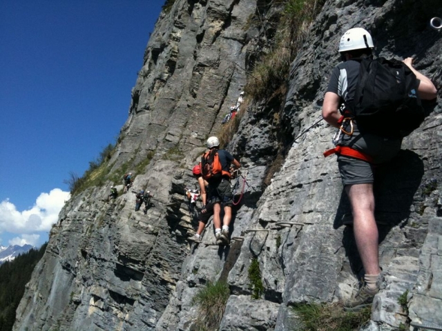  与家人或朋友一起攀岩攀岩